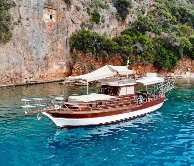 Kaş'ta Lüks 12 Metrelik Gulet ile 12 Kişilik Unutulmaz Deniz Tatili ve Özel Paketler