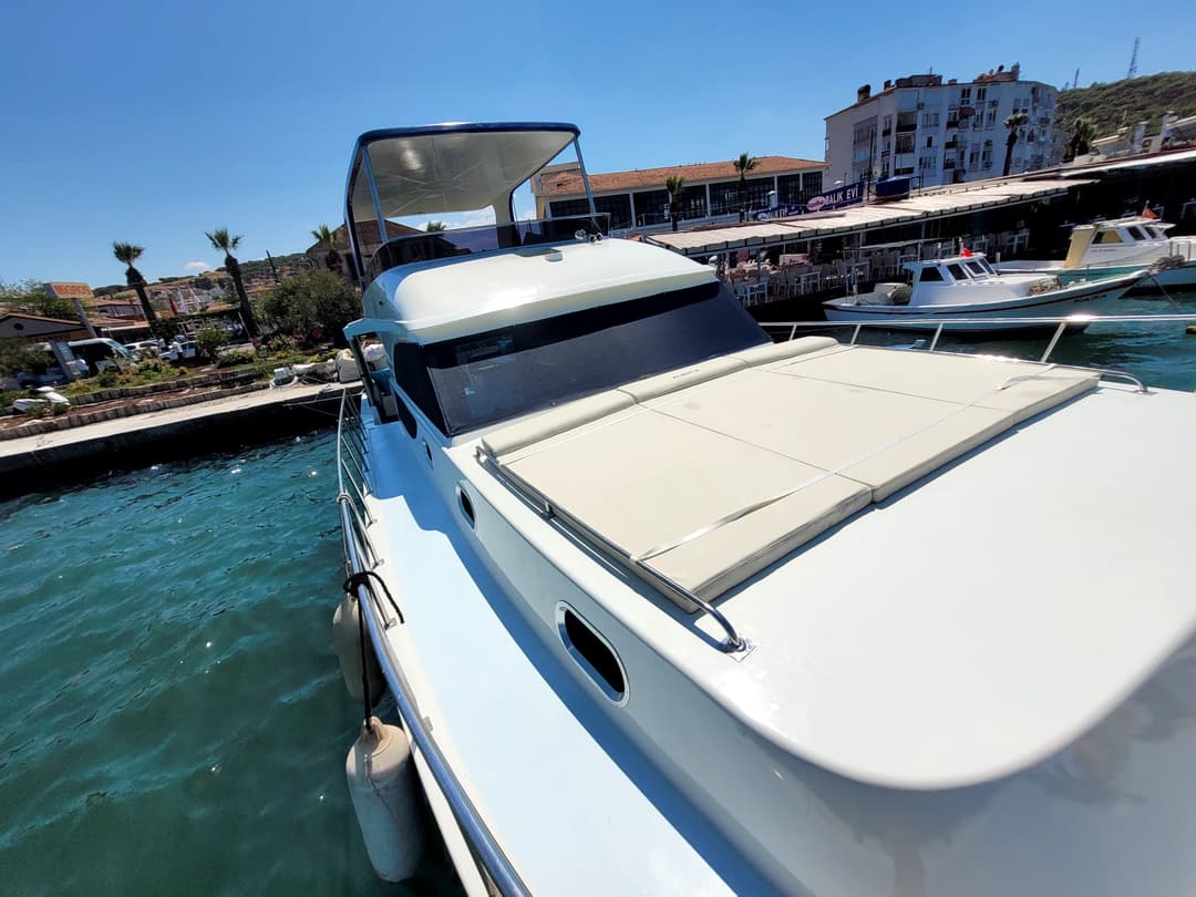 Location de Yacht de Luxe à Ayvalik : Idéal pour les Occasions Spéciales avec une Capacité de 25 Personnes