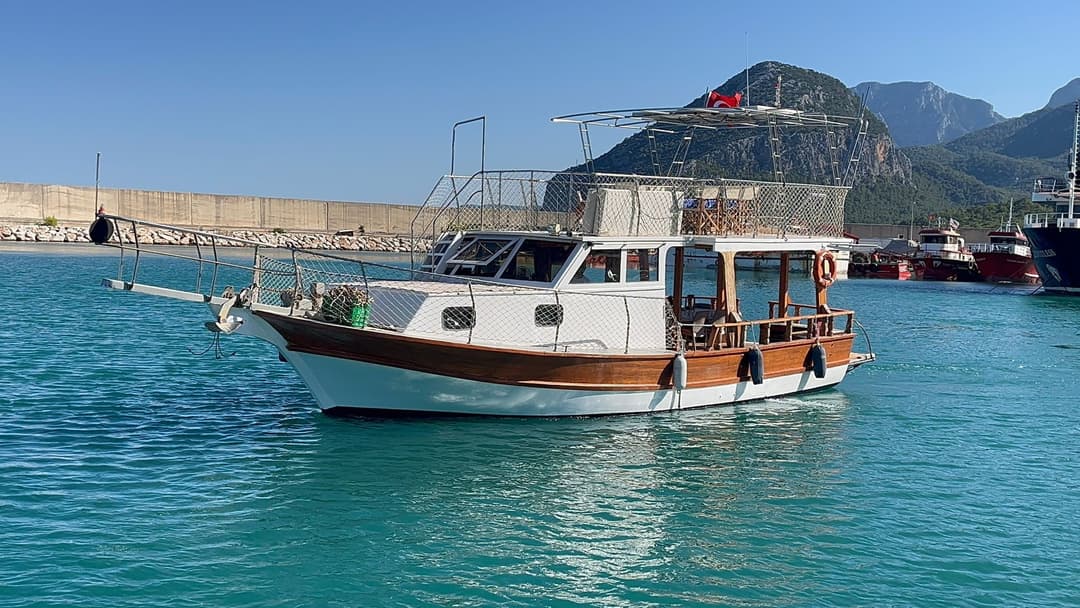 Centre d'Antalya : Bateau Économique de 15 Mètres pour Location Journalière, Tours de Beldibi & Cascade de Düden, Célébrations de Coucher de Soleil & Anniversaire