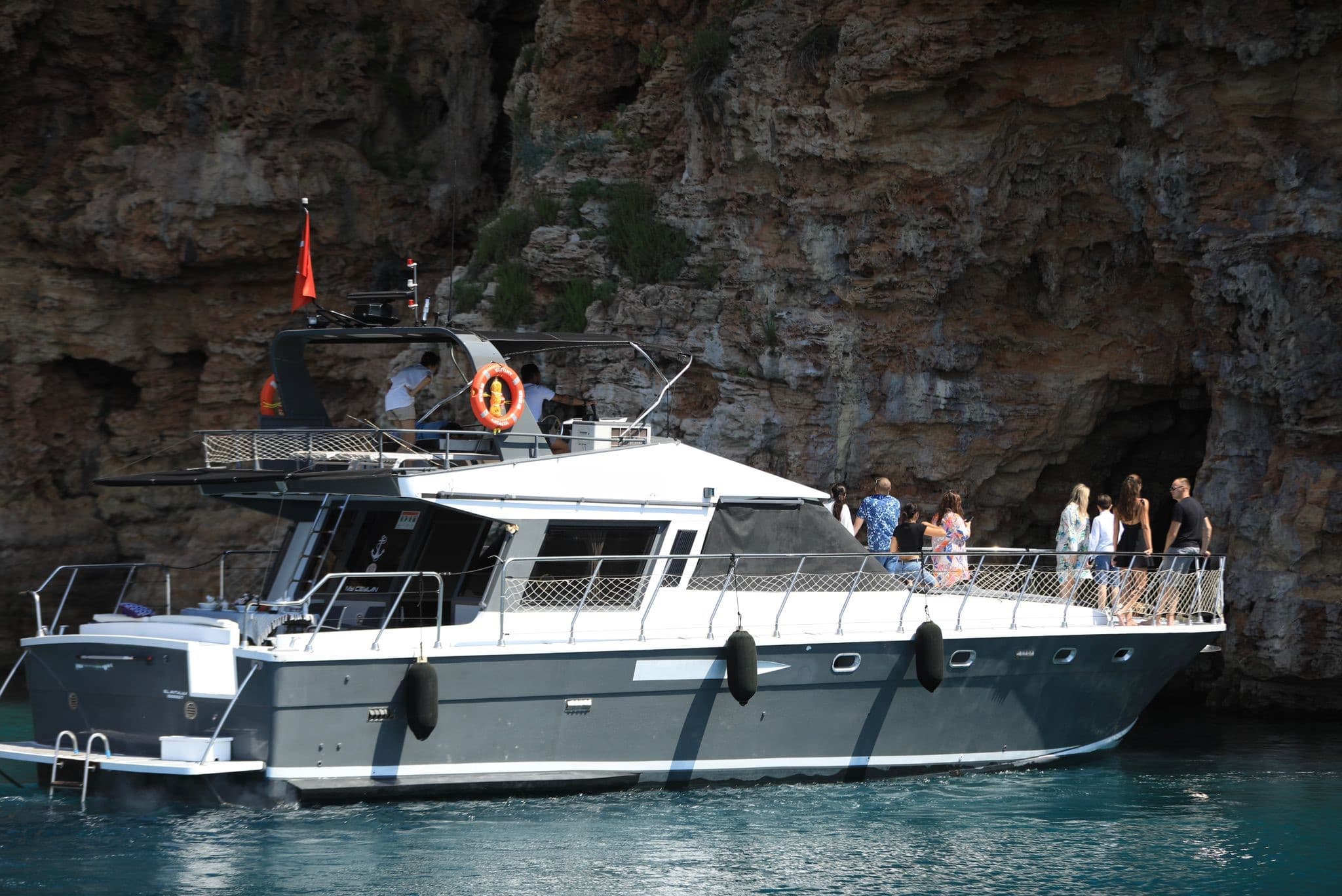 Antalya Merkezde 15 Metre Lüks Motoryat 'My Ceylan' ile 3 Kabinli 12 Kişilik Özel Gezi ve Mavi Yolculuk Keyfi