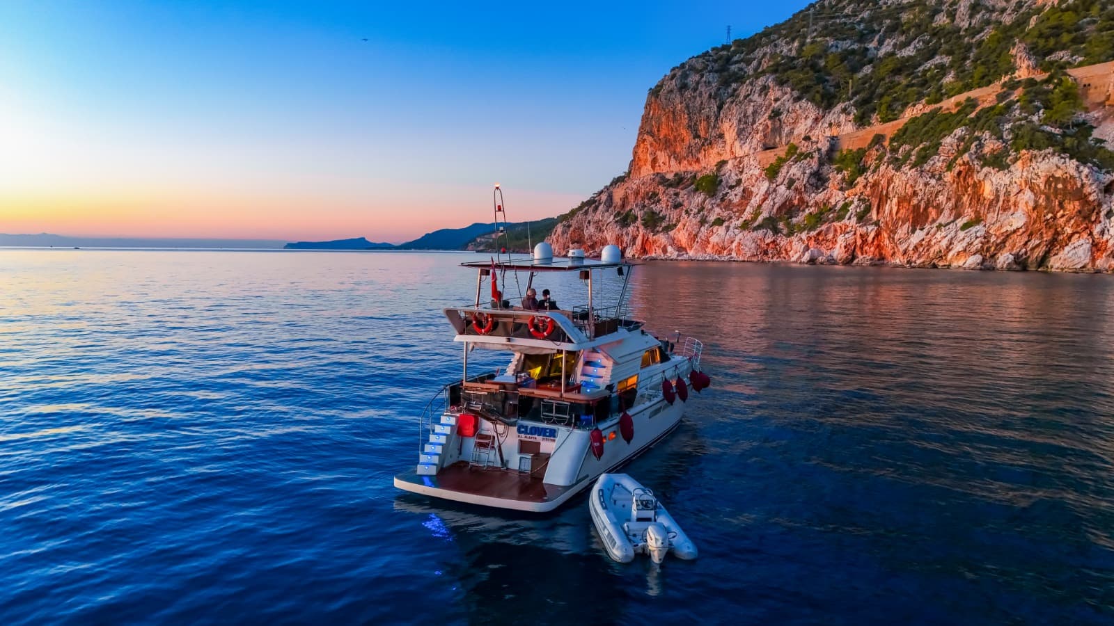 Luxury Yate a Motor con 2 Camarotes in Antalya: Private Events y an Exclusivo Crucero Azul 6