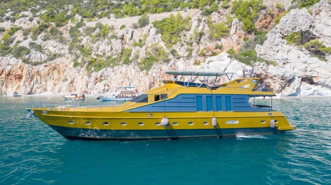 Antalya Merkezde 26 Metre Lüks Yat ile 35 Kişilik Muhteşem Turlar: Tam Gün, Beldibi, Düden Şelalesi, Gün Batımı, Sabah Turu, Yatta Evlilik Yıldönümü, Doğum Günü, Bekarlığa Veda ve Evlilik Teklifi Paketleri