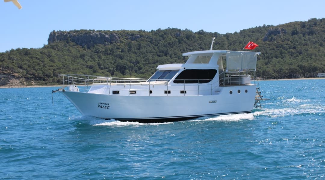 Kemer'in Maviliğinde 13 Metrelik Lüks Motoryat ile Rüya Gibi Anılar: 12 Kişilik Özel Deniz Keşfi ve Paket Fırsatları!