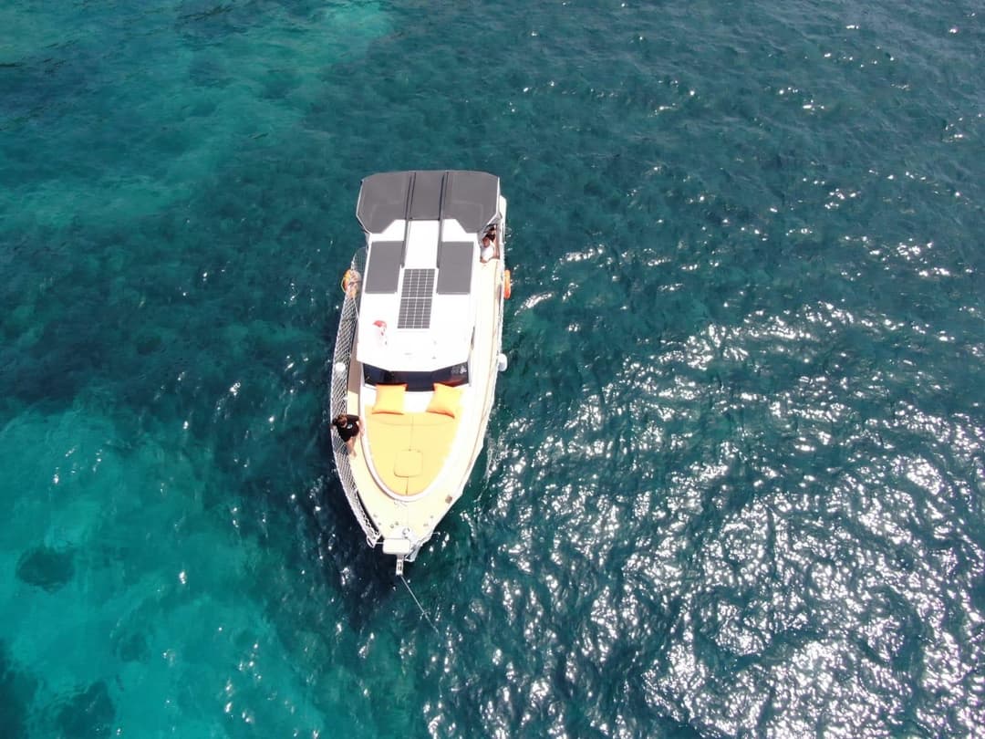 Unforgettable Experiences on a Luxury 11-Meter Motor Yacht in Kuşadası for 8 Guests: Bays, Sunset & Special Celebrations!