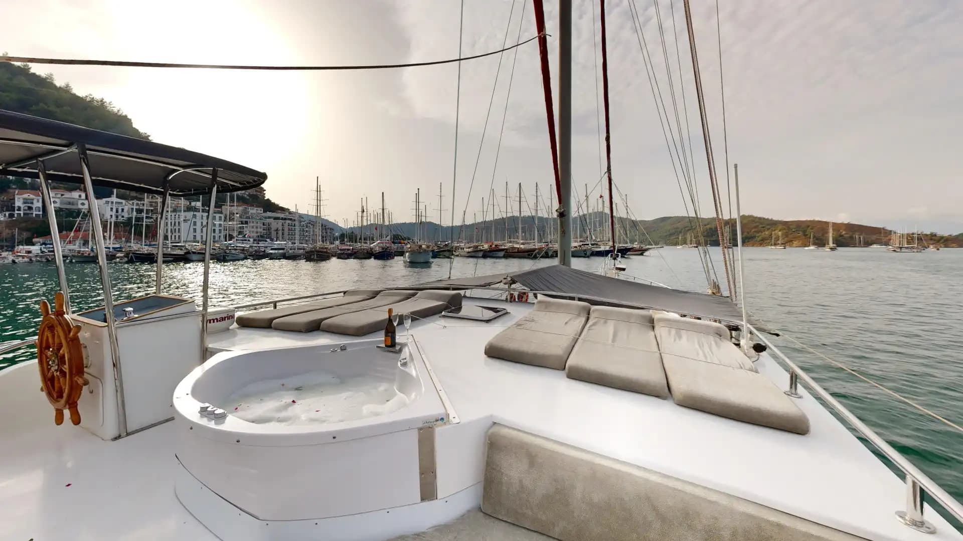 Lujo Gulet 30m: Jacuzzi Cubierta, 2 Master, Alta Tecnología 110