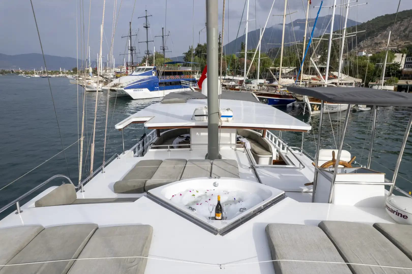 Lujo Gulet 30m: Jacuzzi Cubierta, 2 Master, Alta Tecnología 124