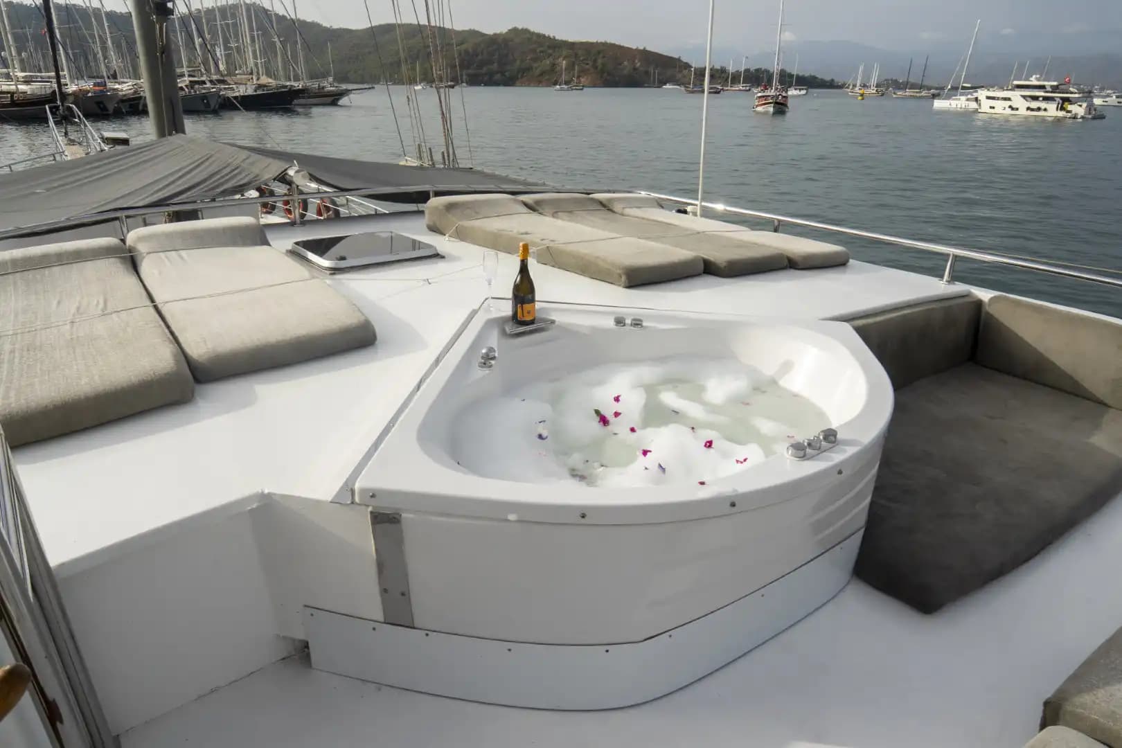 Lujo Gulet 30m: Jacuzzi Cubierta, 2 Master, Alta Tecnología 130