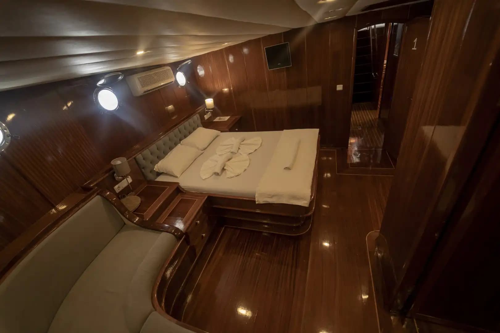 Lujo Gulet 30m: Jacuzzi Cubierta, 2 Master, Alta Tecnología 146