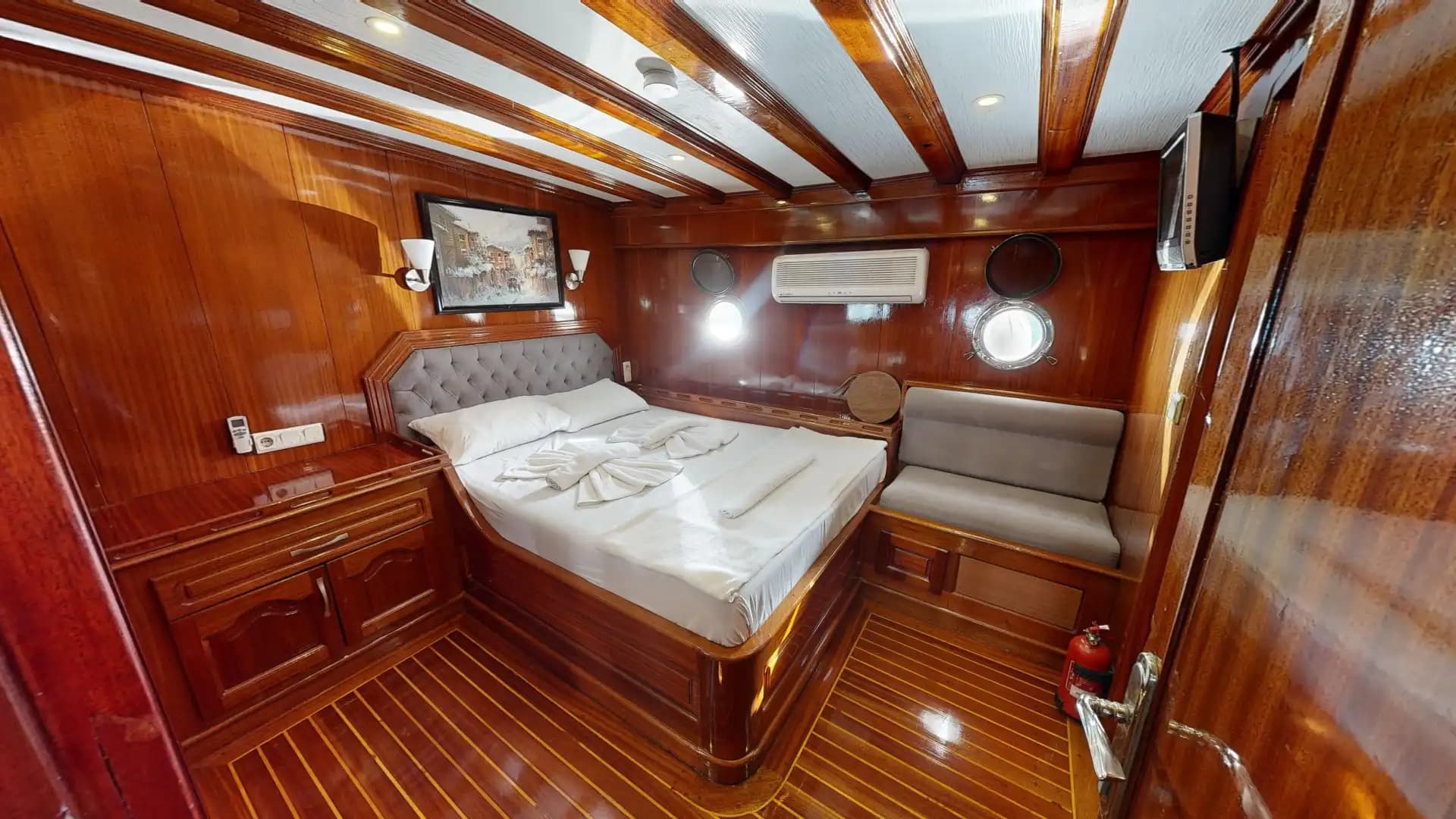 Lujo Gulet 30m: Jacuzzi Cubierta, 2 Master, Alta Tecnología 35