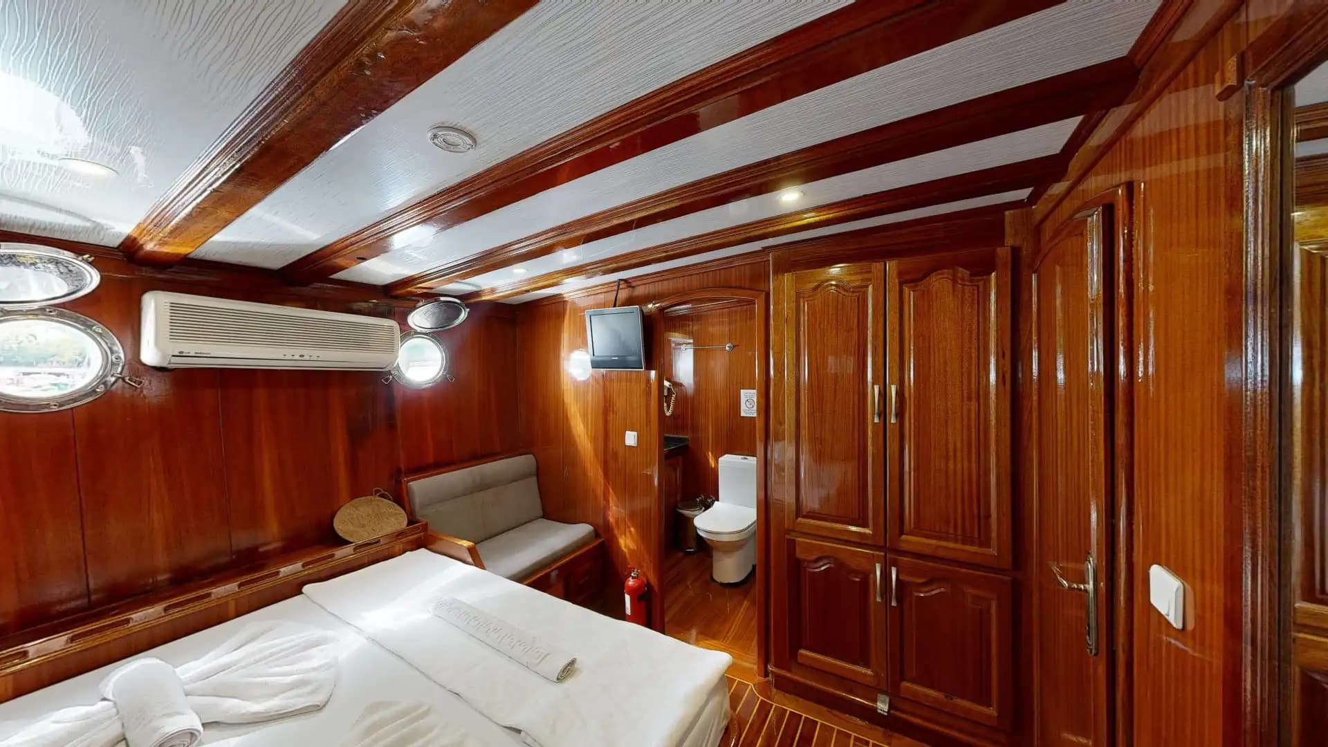 Lujo Gulet 30m: Jacuzzi Cubierta, 2 Master, Alta Tecnología 36