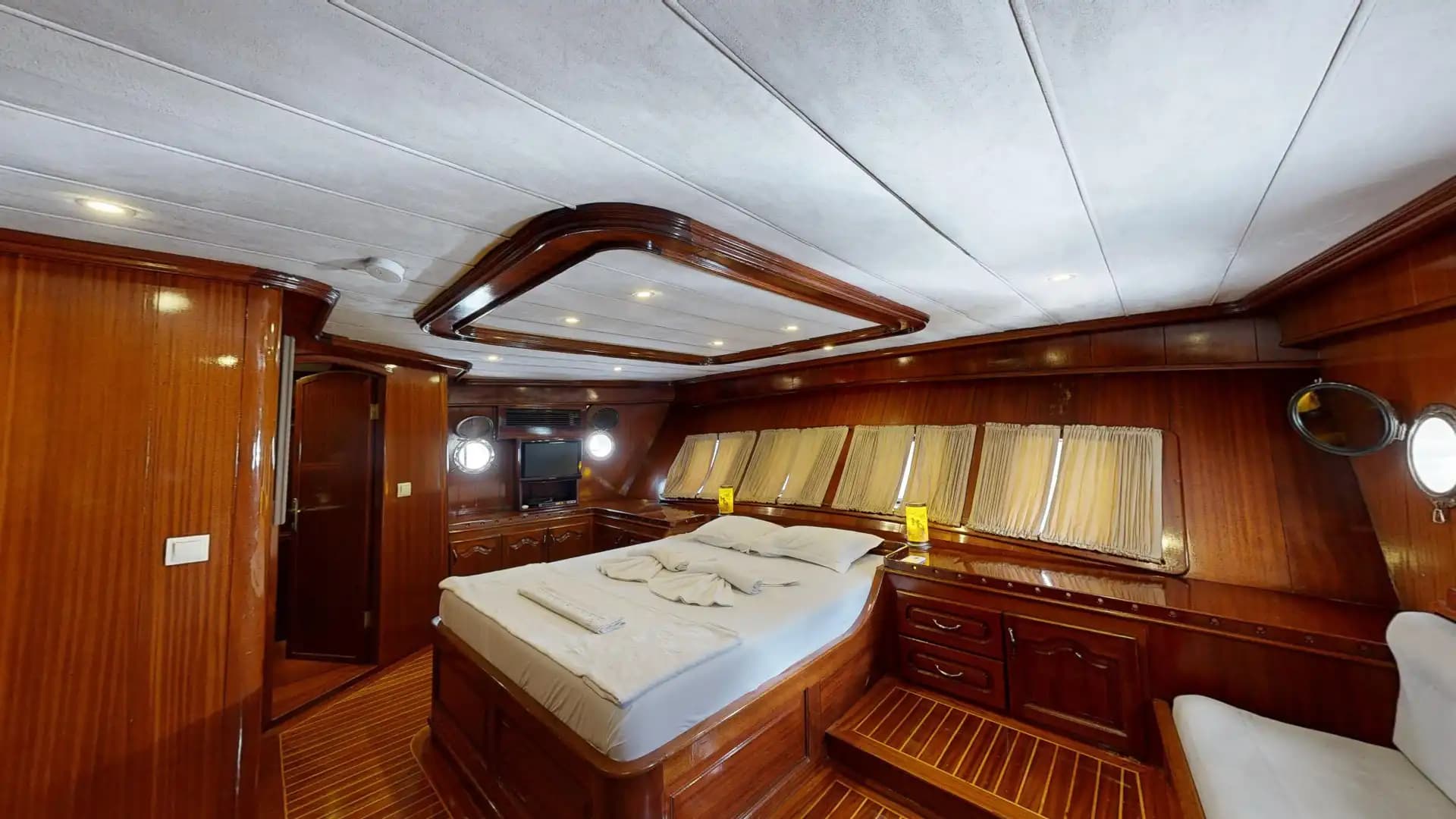 Lujo Gulet 30m: Jacuzzi Cubierta, 2 Master, Alta Tecnología 44