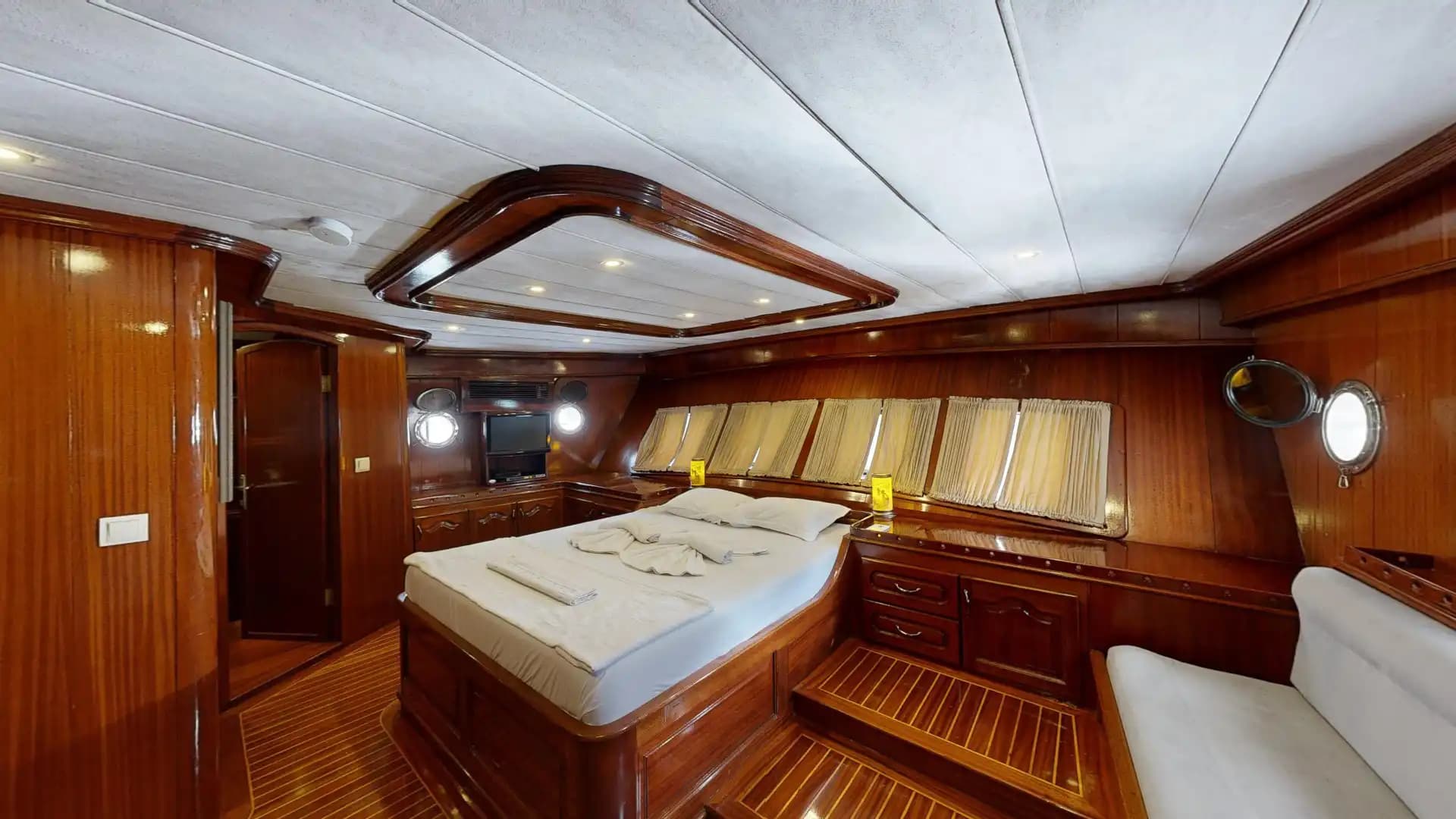 Lujo Gulet 30m: Jacuzzi Cubierta, 2 Master, Alta Tecnología 45