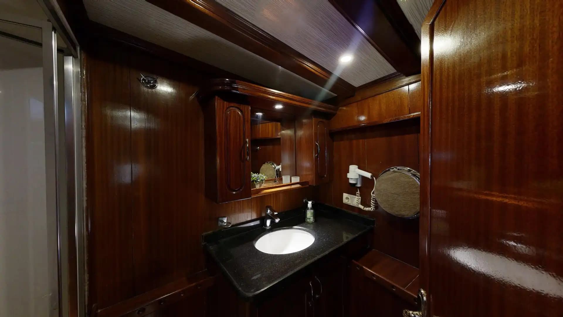 Lujo Gulet 30m: Jacuzzi Cubierta, 2 Master, Alta Tecnología 46