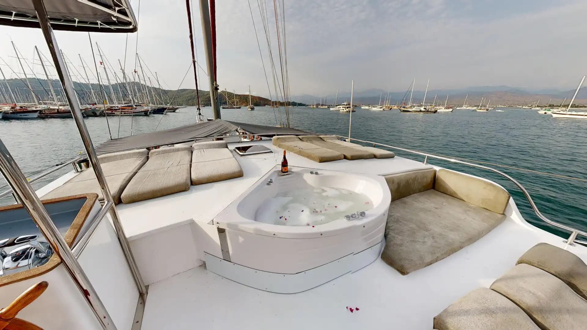 Lujo Gulet 30m: Jacuzzi Cubierta, 2 Master, Alta Tecnología 75