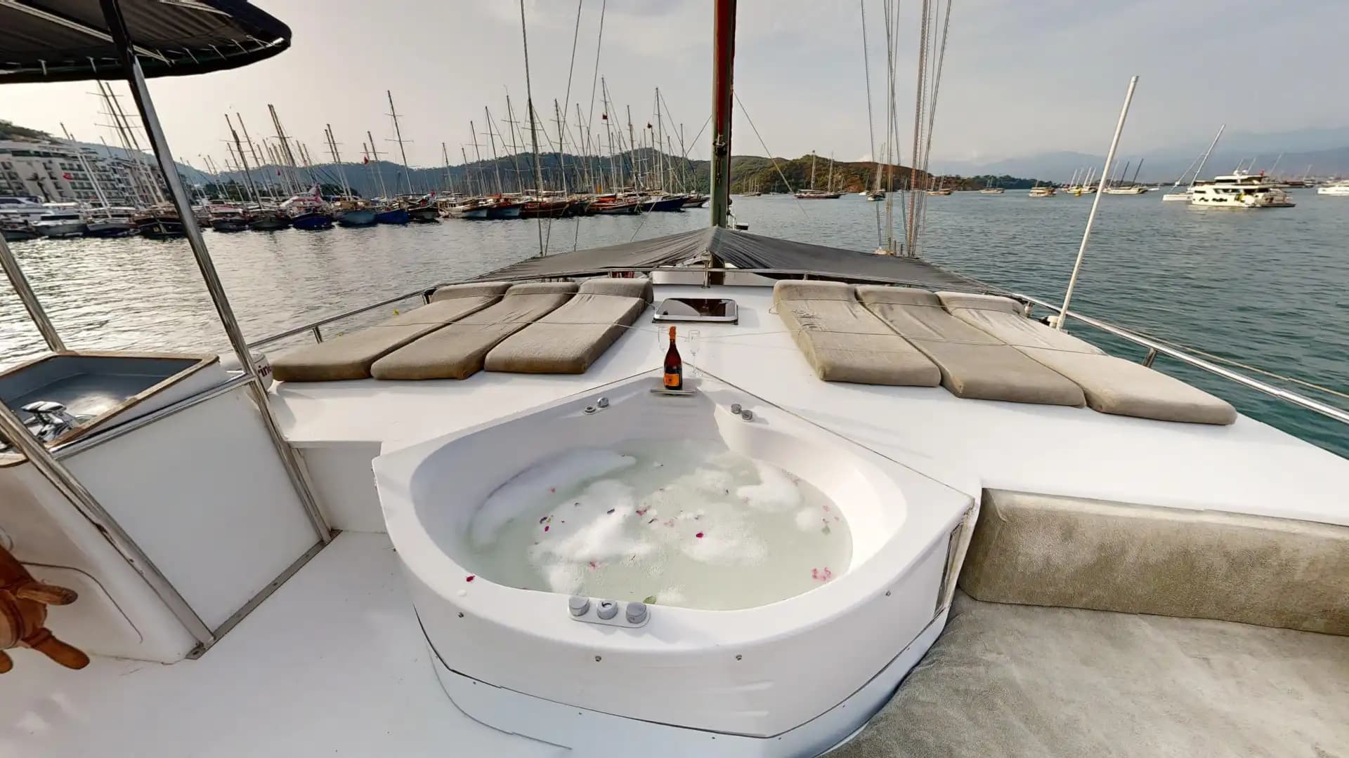 Lujo Gulet 30m: Jacuzzi Cubierta, 2 Master, Alta Tecnología 4