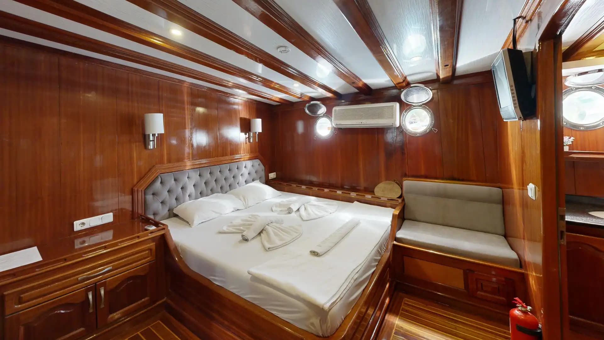 Lujo Gulet 30m: Jacuzzi Cubierta, 2 Master, Alta Tecnología 98