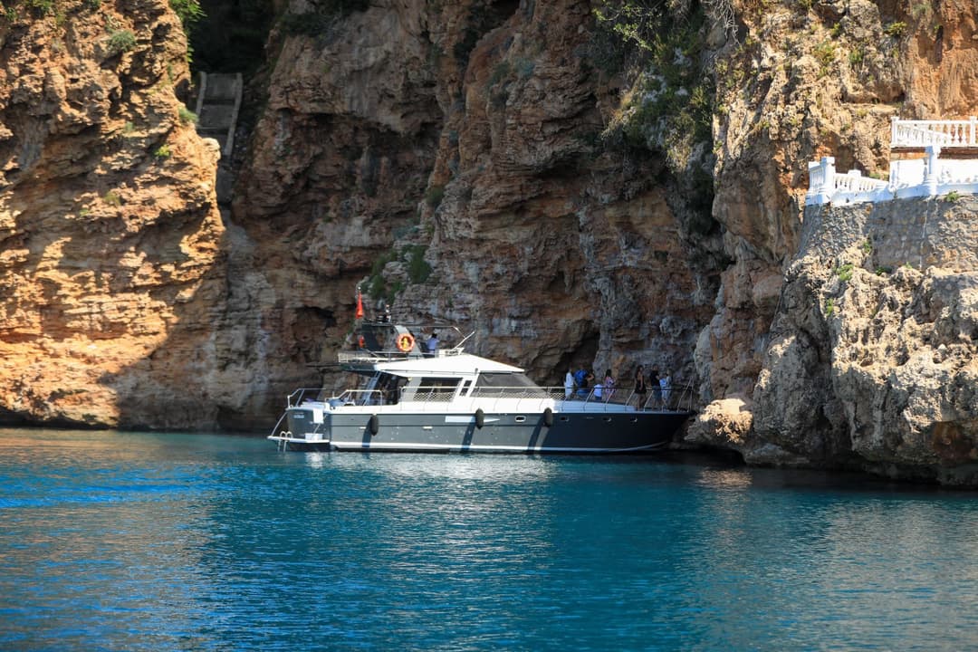 Antalya Merkezde 15 Metre Lüks Motoryat 'My Ceylan' ile 3 Kabinli 12 Kişilik Özel Gezi ve Mavi Yolculuk Keyfi