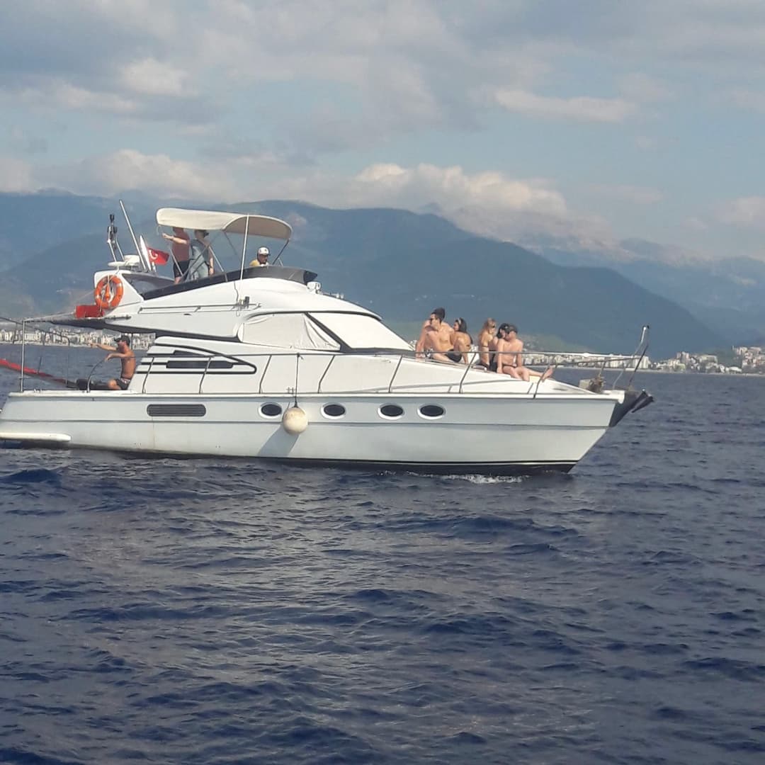 Alanya’nın Eşsiz Mavi Sularına Konforlu Yolculuk Sunan 12 Kişilik Kiralık Tekne
