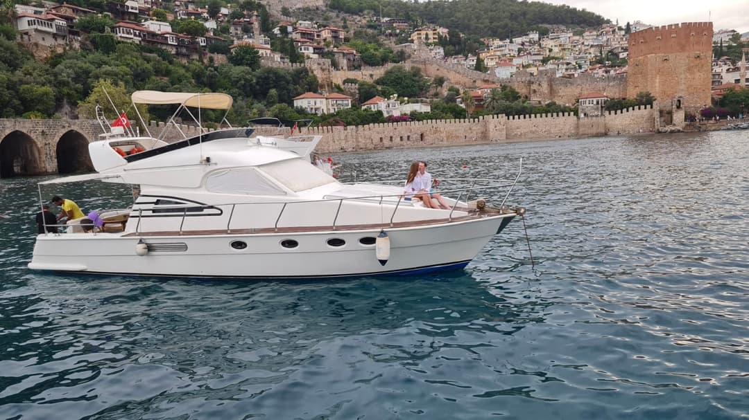Alanya’nın Eşsiz Mavi Sularına Konforlu Yolculuk Sunan 12 Kişilik Kiralık Tekne