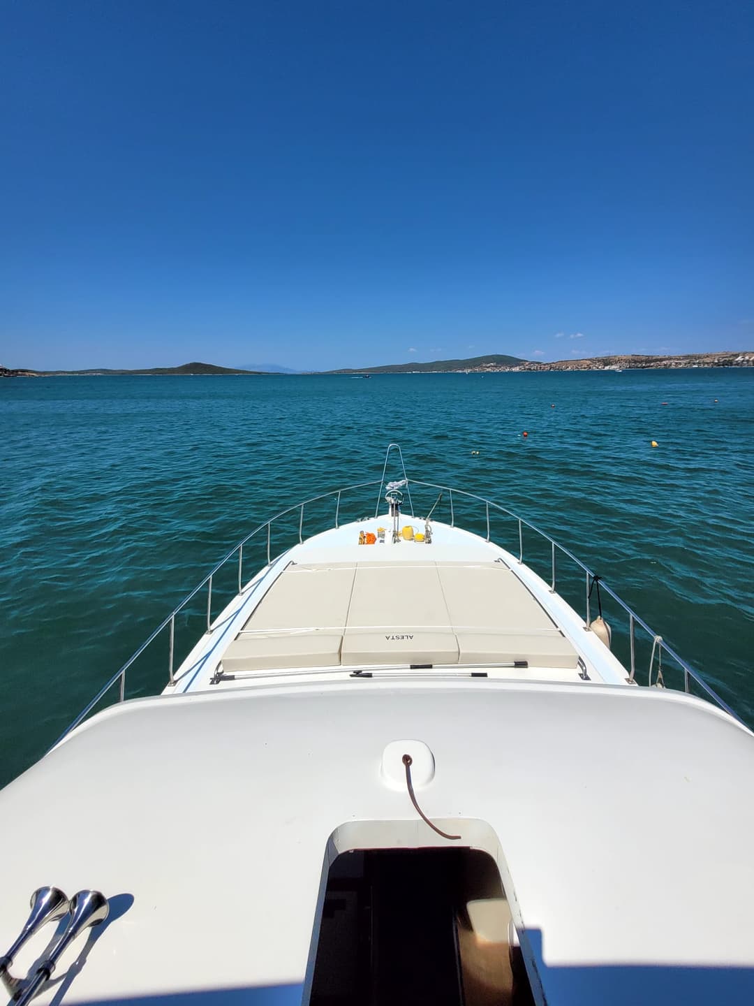 Location de Yacht de Luxe à Ayvalik : Idéal pour les Occasions Spéciales avec une Capacité de 25 Personnes