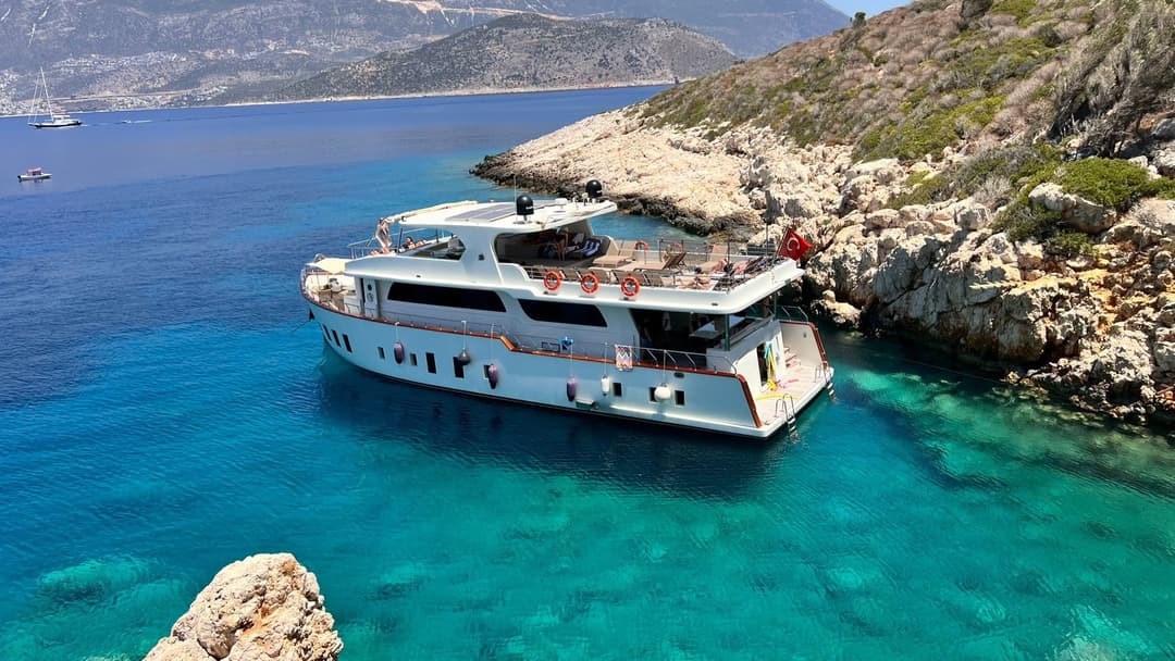 Kalkan’ın Turkuaz Sularında 50 Kişilik Lüks 24 Metrelik Motoryat ile Unutulmaz Bir Davet Deneyimi