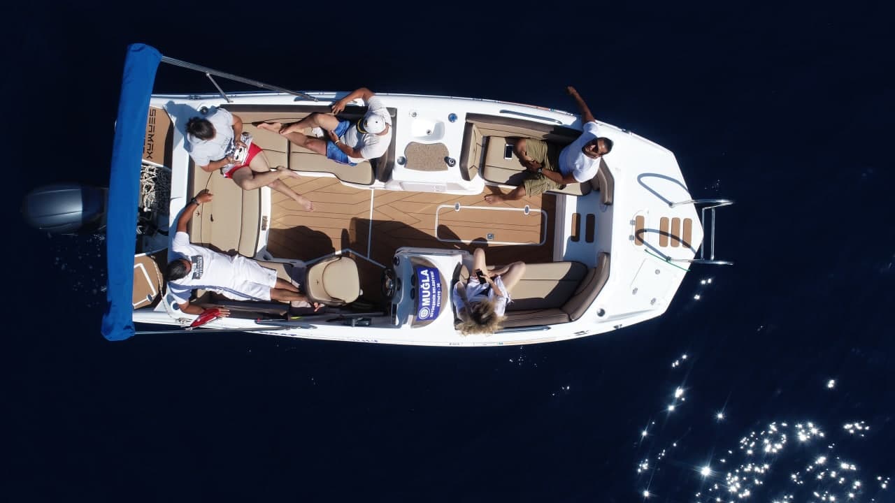 Ölüdeniz'de Ekonomik Tekne Kiralama – 6 Metrelik ile 8 Kişilik Keyifli Bir Mola! 9