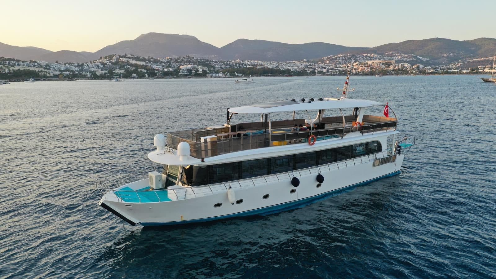 Alanya'da 105 Kişi Kapasiteli 25 Metrelik, Geniş ve Lüks Organizasyon Teknesi Kiralama