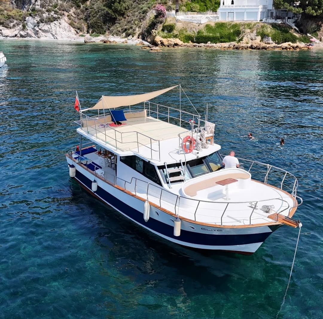 10 Kişilik Özel Yapım Motoryat ile Kuşadası’nın Eşsiz Sularında Seyir