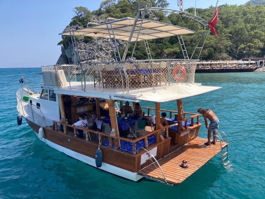 Centre d'Antalya : Bateau Économique de 15 Mètres pour Location Journalière, Tours de Beldibi & Cascade de Düden, Célébrations de Coucher de Soleil & Anniversaire