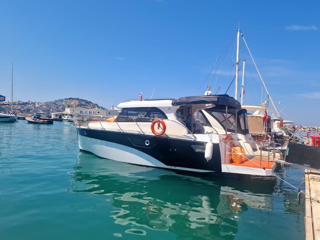 Unforgettable Experiences on a Luxury 11-Meter Motor Yacht in Kuşadası for 8 Guests: Bays, Sunset & Special Celebrations!