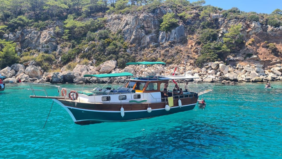 Kalkan'ın Berrak Sularında 12 Kişilik Standart Gulet ile Günlük Gezi ve Yüzme Keyfi