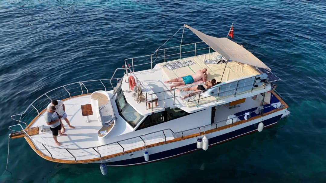 10-Person Custom Motor Yacht: Explore Kuşadası's Waters