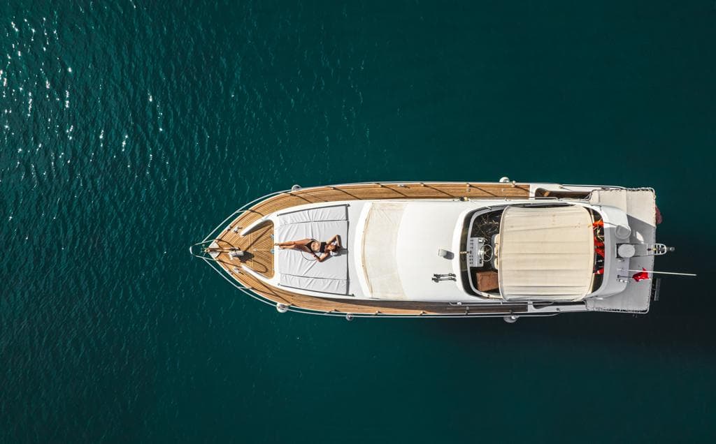 Alanya’nın Eşsiz Mavi Sularına Konforlu Yolculuk Sunan 12 Kişilik Kiralık Tekne