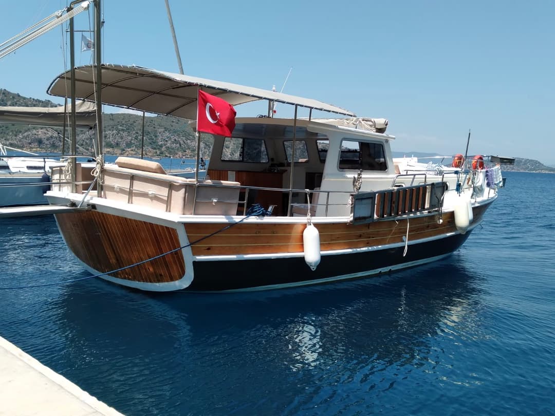 Marmaris'te Lüks 12 Metrelik Tekne Kiralama: 8 Kişilik Unutulmaz Günbatımı ve Koy Turları