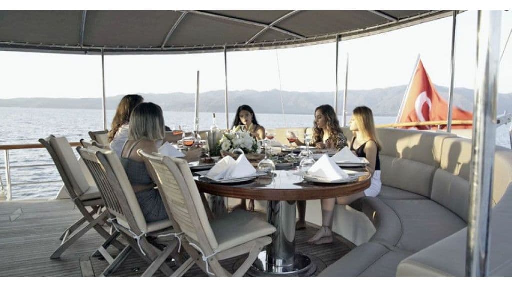 Marmaris'in 34 Metrelik Standart Teknelerinden ŞADİYE HANIM ile 12 Kişilik Rüya Gibi Mavi Yolculuk