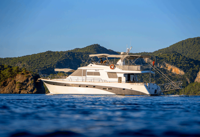 Luxus-Motoryacht 19m in Fethiyes türkisfarbenem Meer 2