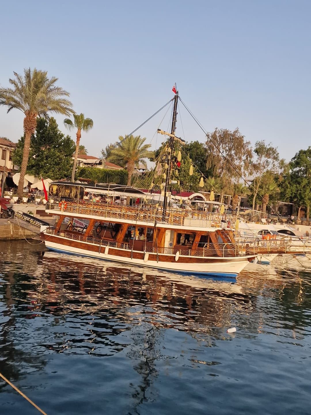 جولة بحرية مذهلة لـ 34 شخصًا على متن قارب اقتصادي بطول 18 مترًا في سايد