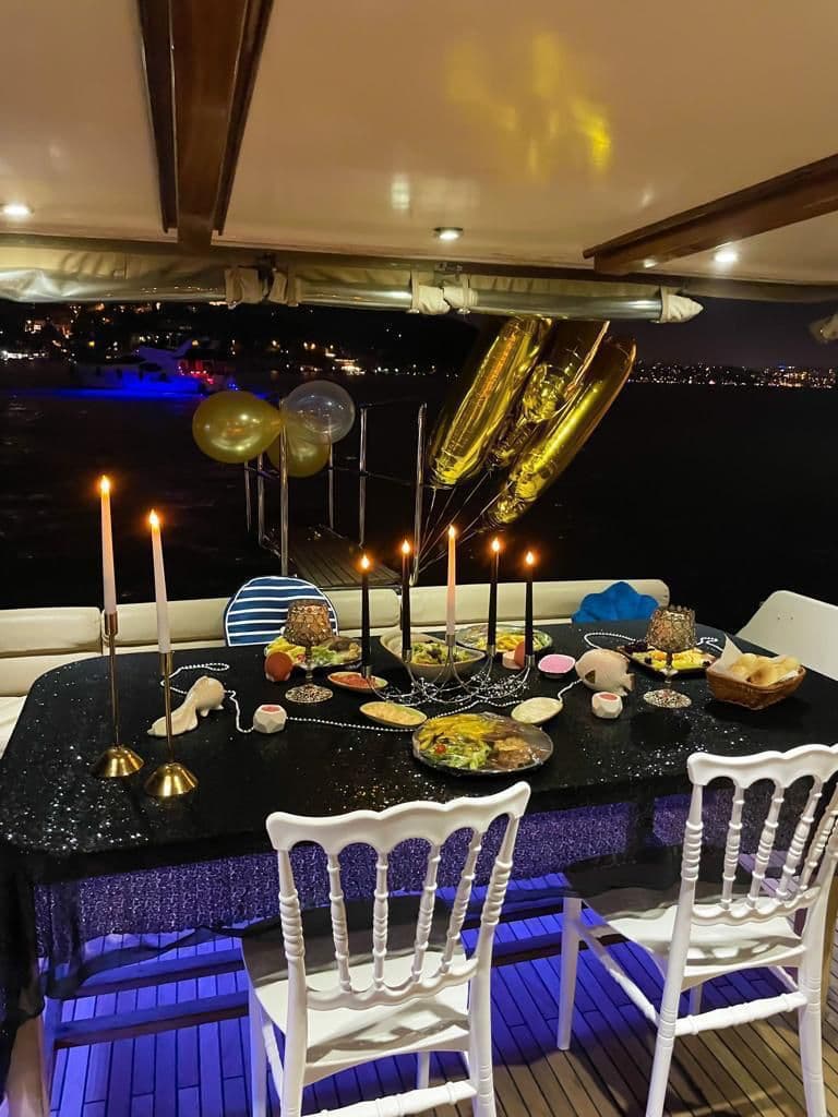 Hold Your Business Meetings con a Bosphorus View en un Espacioso y Cómodo Yacht 9