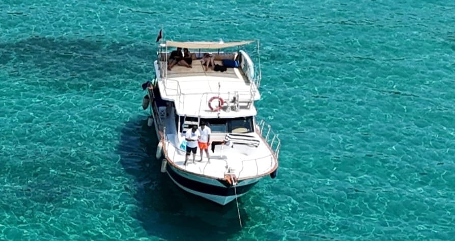 10 Kişilik Özel Yapım Motoryat ile Kuşadası’nın Eşsiz Sularında Seyir