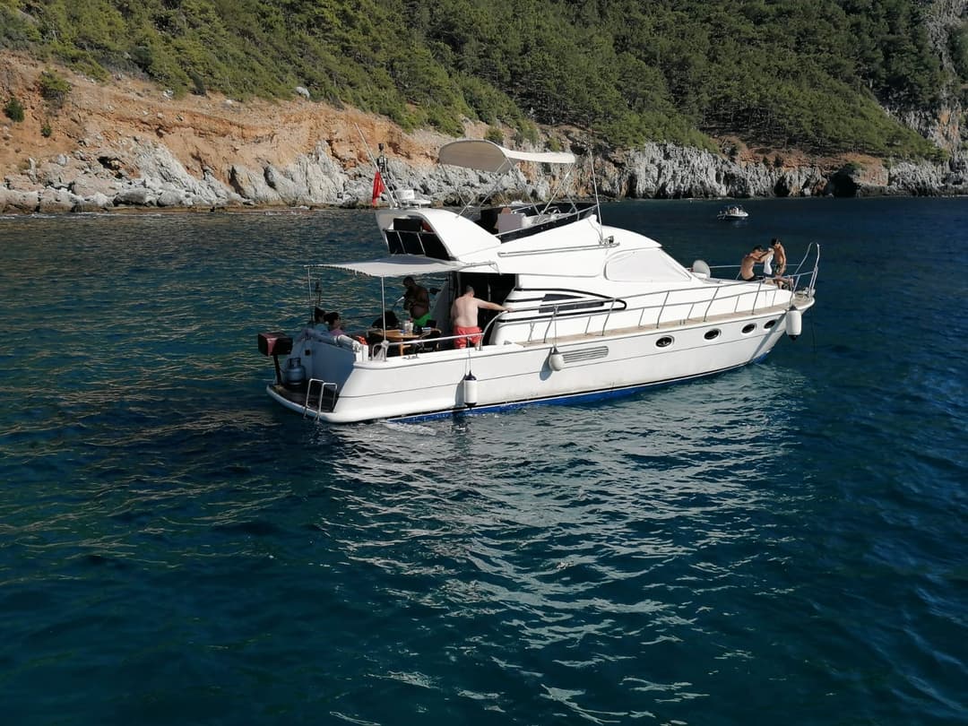 Alanya’nın Eşsiz Mavi Sularına Konforlu Yolculuk Sunan 12 Kişilik Kiralık Tekne