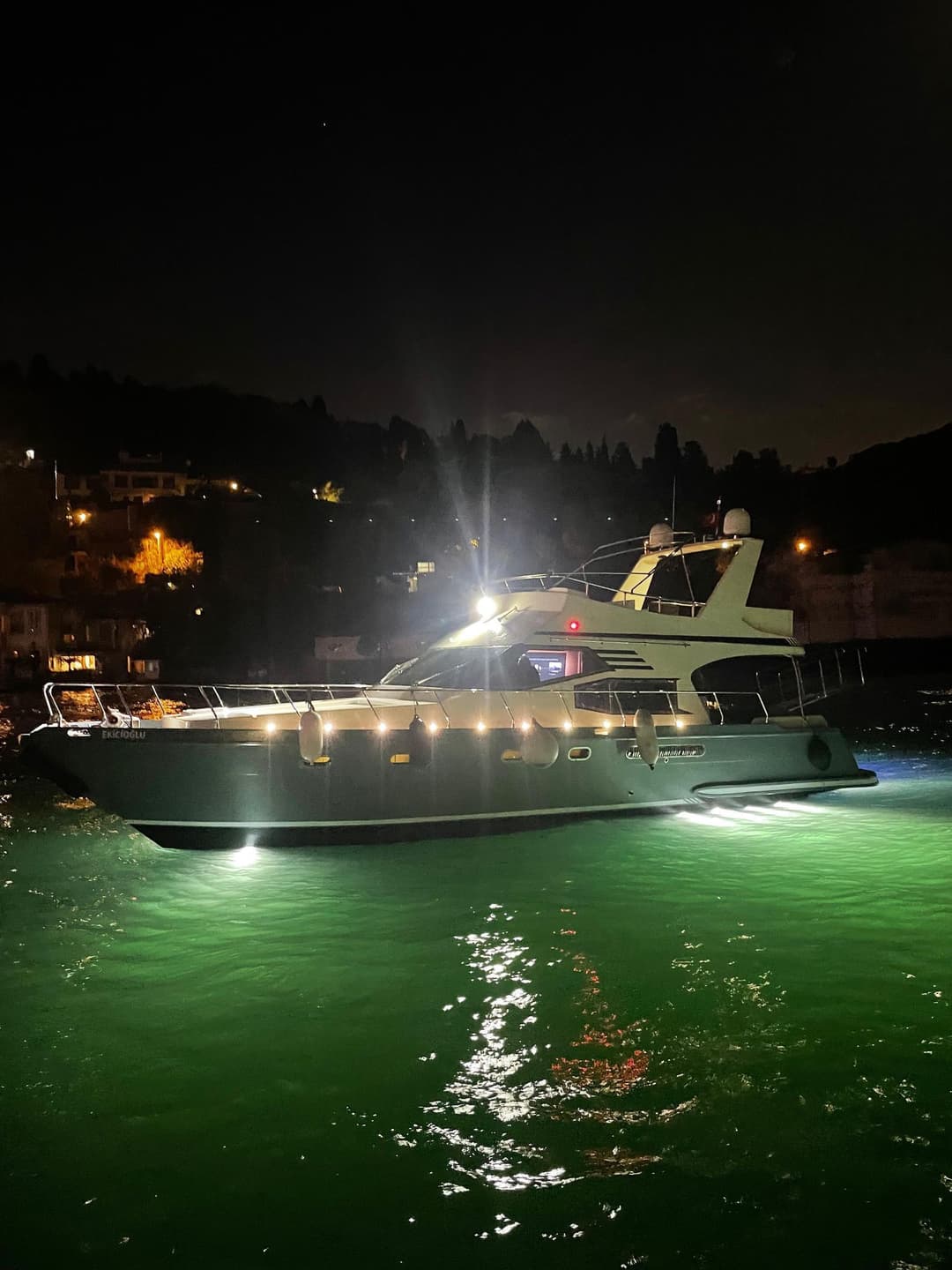 Hold Your Business Meetings with a Bosphorus View on a Geräumig and Komfortabel Jacht