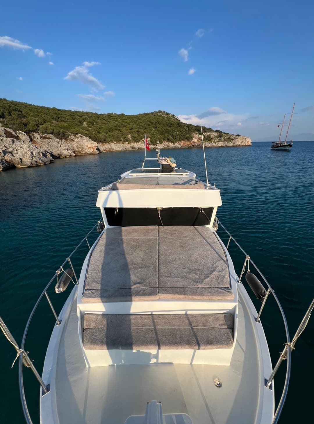 Bodrum'da 10 Metrelik Lüks Motoryat ile 7 Kişilik Eşsiz Deniz Deneyimi - Bodrum Koyları Turu ve Özel Kutlamalar