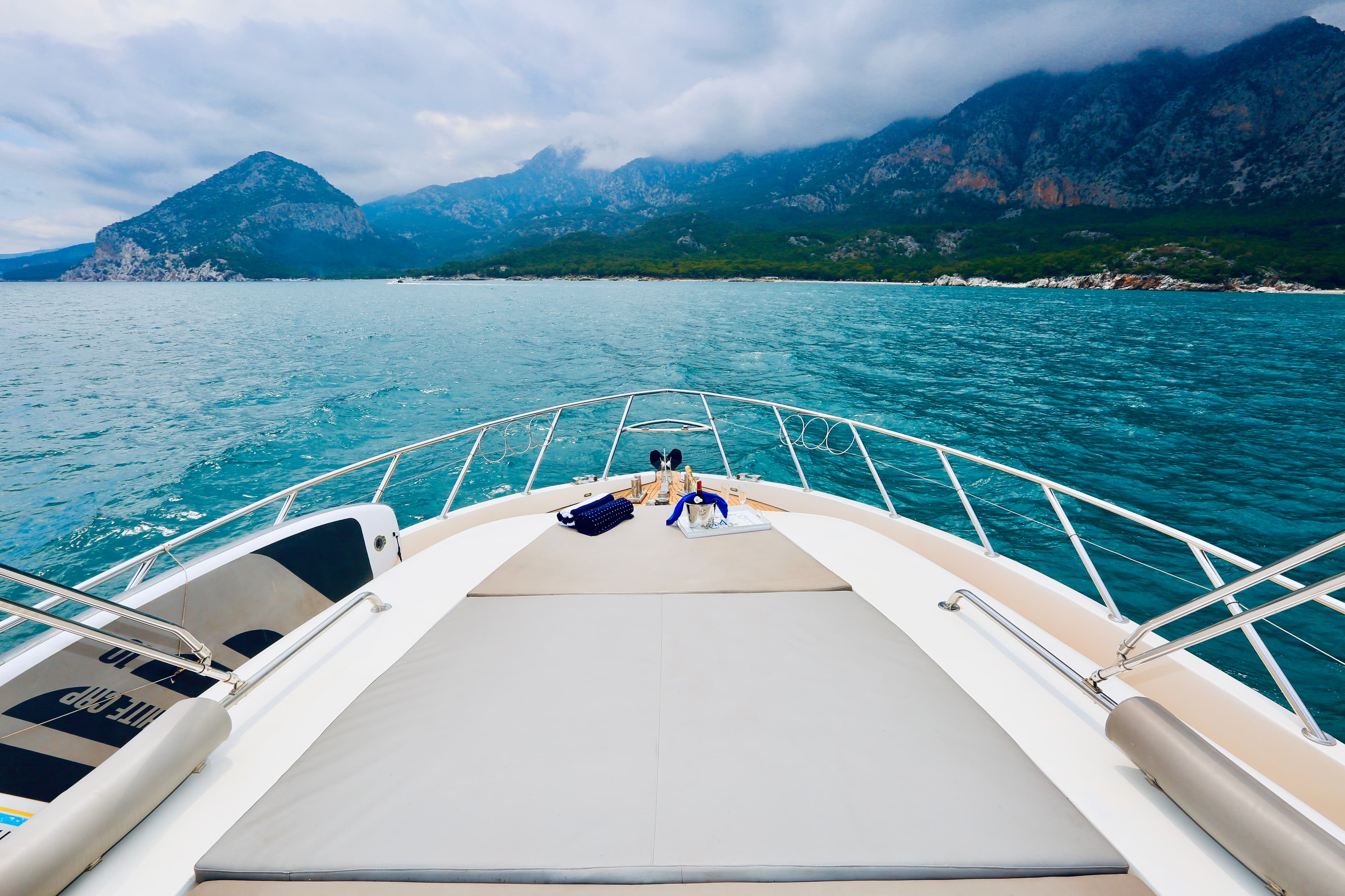 Antalya Zentrum: 18 Meter Luxus-Motoryacht für Ganztagescharter, Morgentour, Düden-Wasserfall, Sonnenuntergang & Besondere Feiern (Jahrestag, Geburtstag, Junggesellinnenabschied, Heiratsantrag) 4