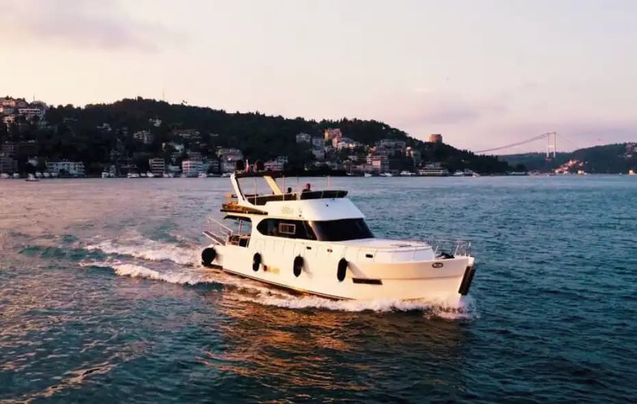 A Pleasant Bosphorus Kreuzfahrt with an 12-Personen Luxus Jacht - Bosporusrundfahrt