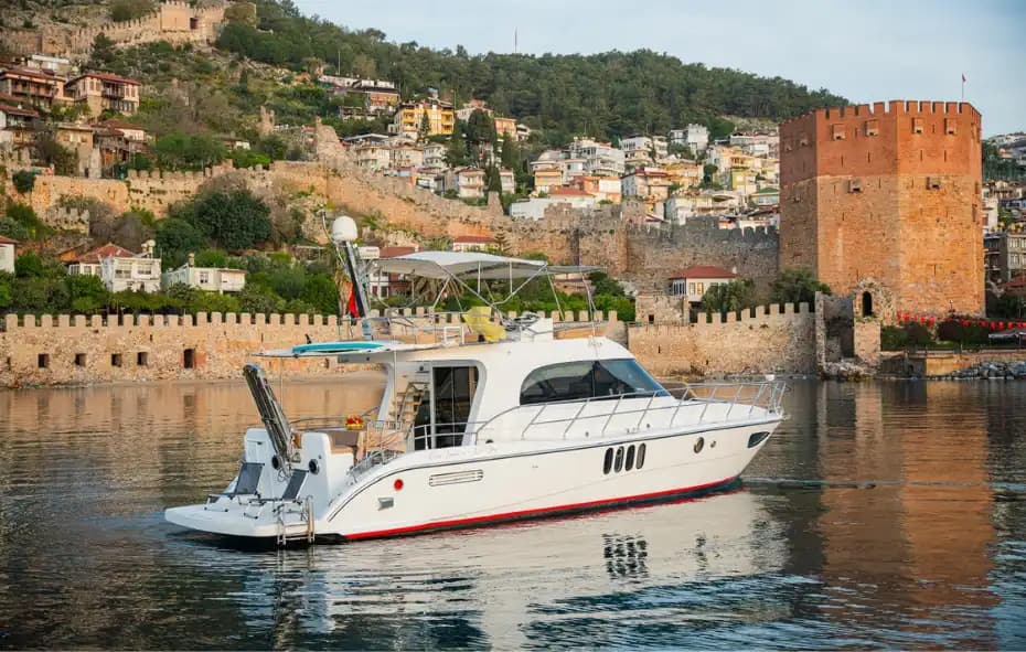Alanya’da 16 Metrelik Özel Yapım Tekne ile Keyifli Gezi ve Özel Etkinlikler