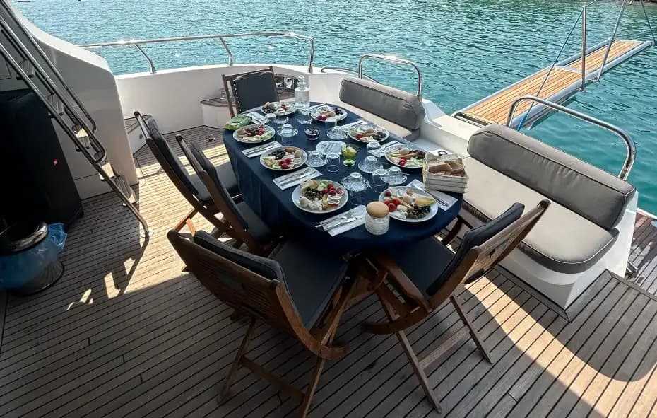 Ontdek de Turkse Rivièra vanuit Bebek met Azimut Motoryacht 4