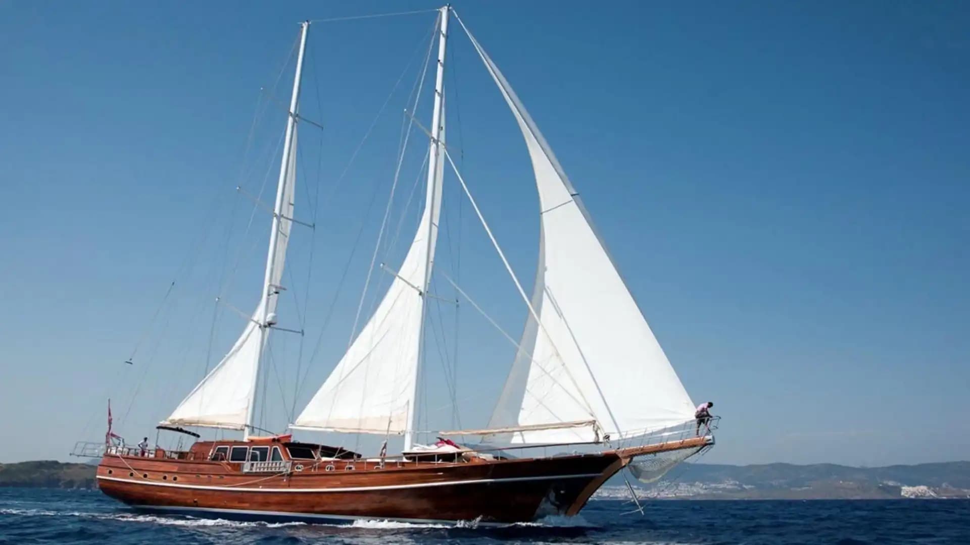 Bodrum'da 36m Lüks Gulet Kiralama | 6 Kabin 12 Kişi 7/24 Klimalı Charter - Yatta Kurumsal Toplantı