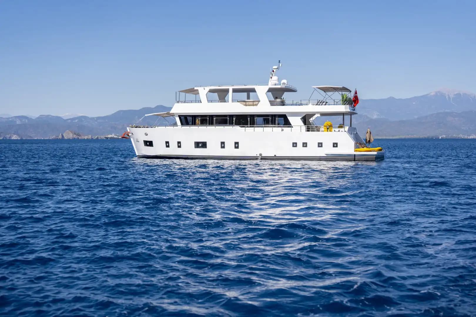 Nuevo 2025 Luxury Trawler: Upper cubierta Master & Accessible Swim Platform 17