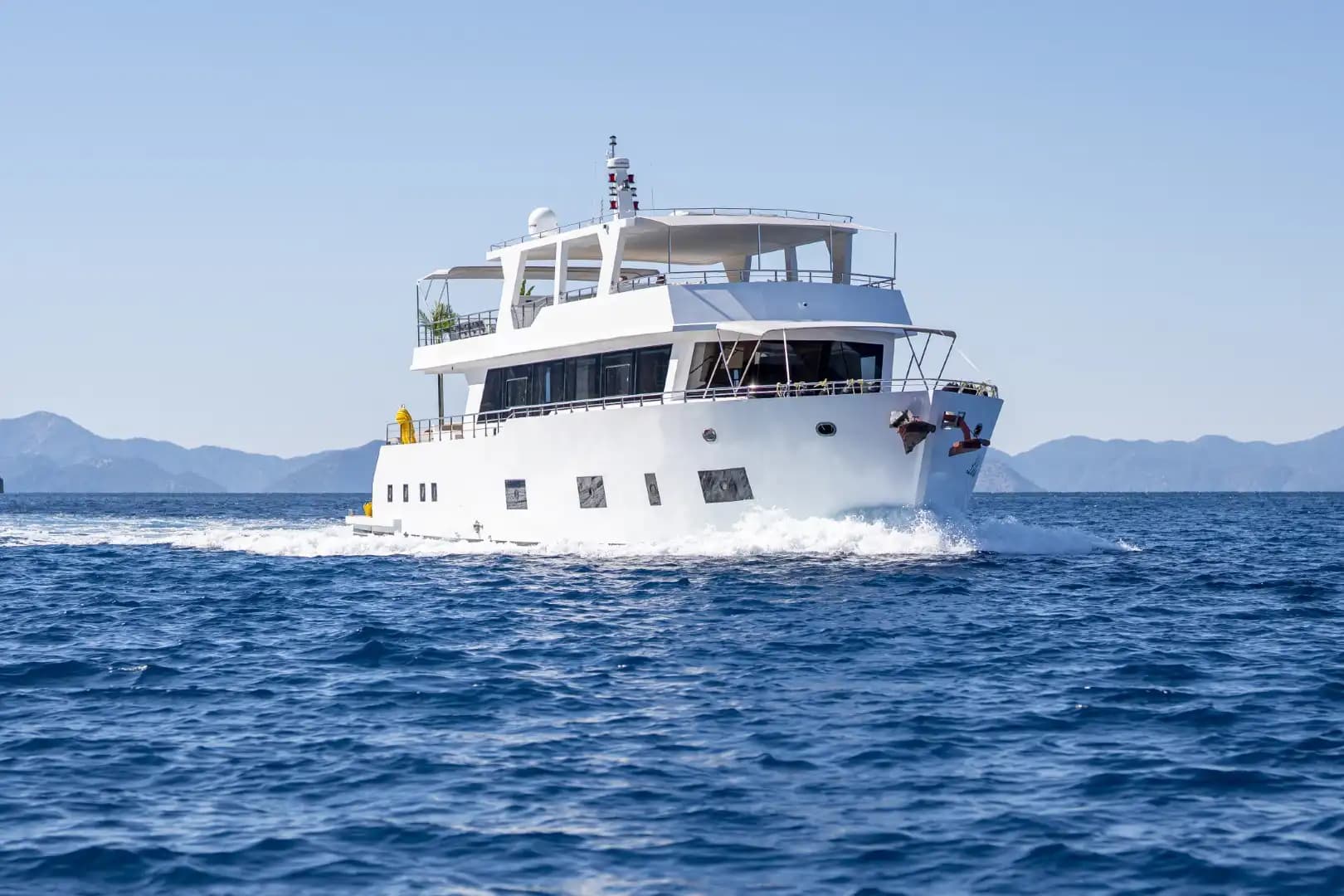 Nuevo 2025 Luxury Trawler: Upper cubierta Master & Accessible Swim Platform 2