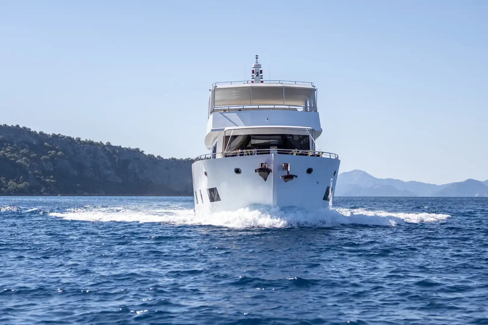 Nuevo 2025 Luxury Trawler: Upper cubierta Master & Accessible Swim Platform 16